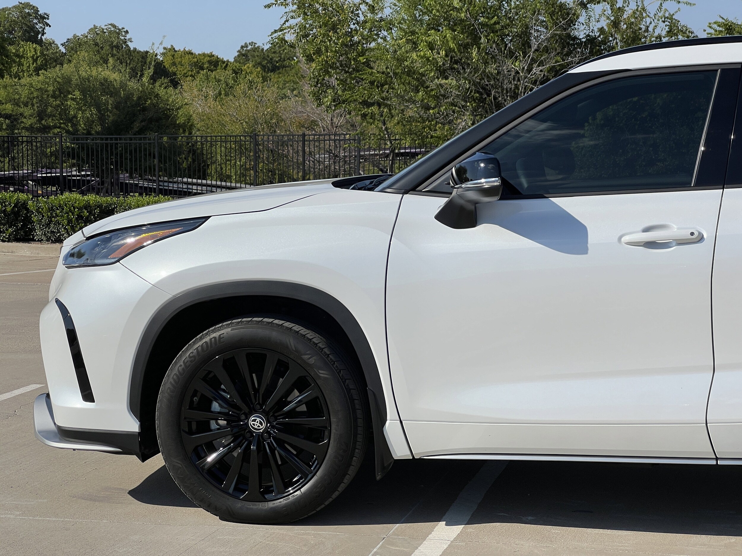 2024 Toyota Highlander LE photo 4