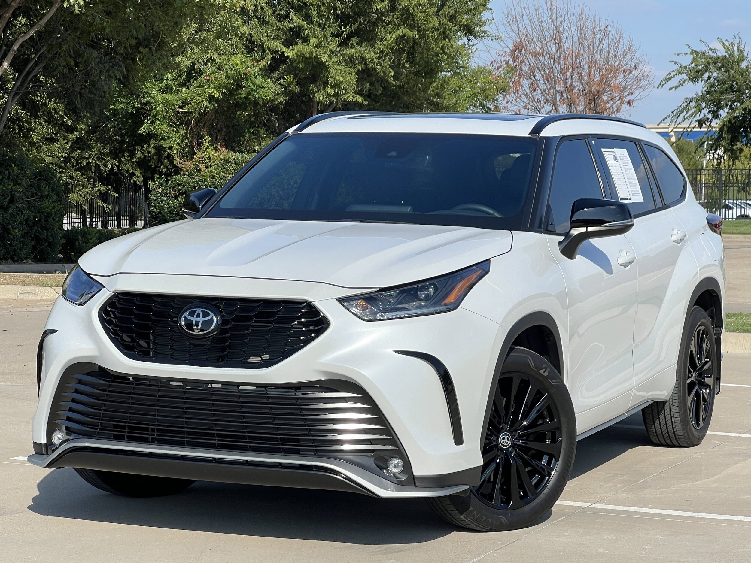 2024 Toyota Highlander LE photo 2