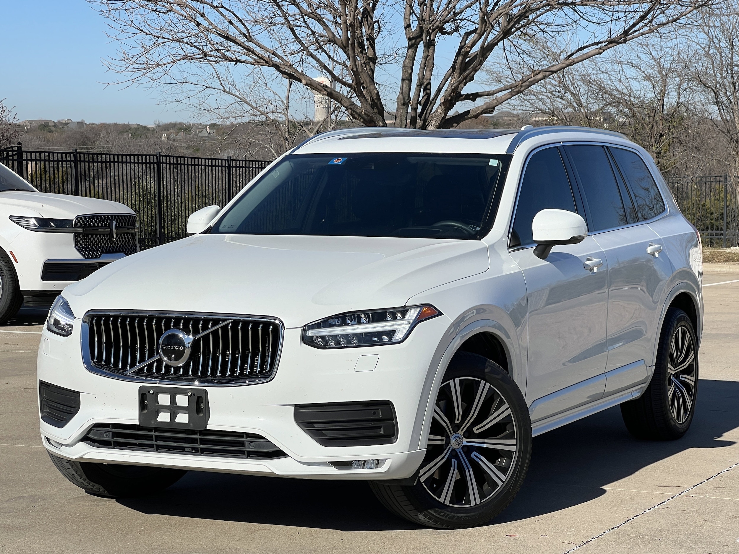 2020 Volvo XC90 Momentum's photo