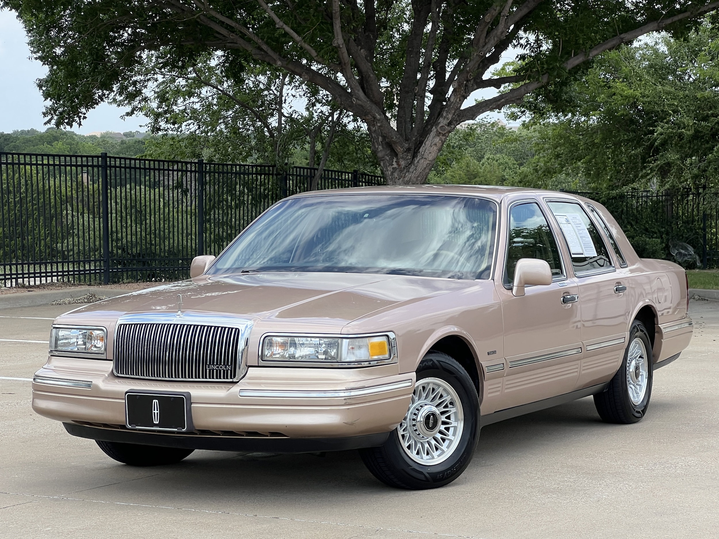 1996 Lincoln Town Car's photo