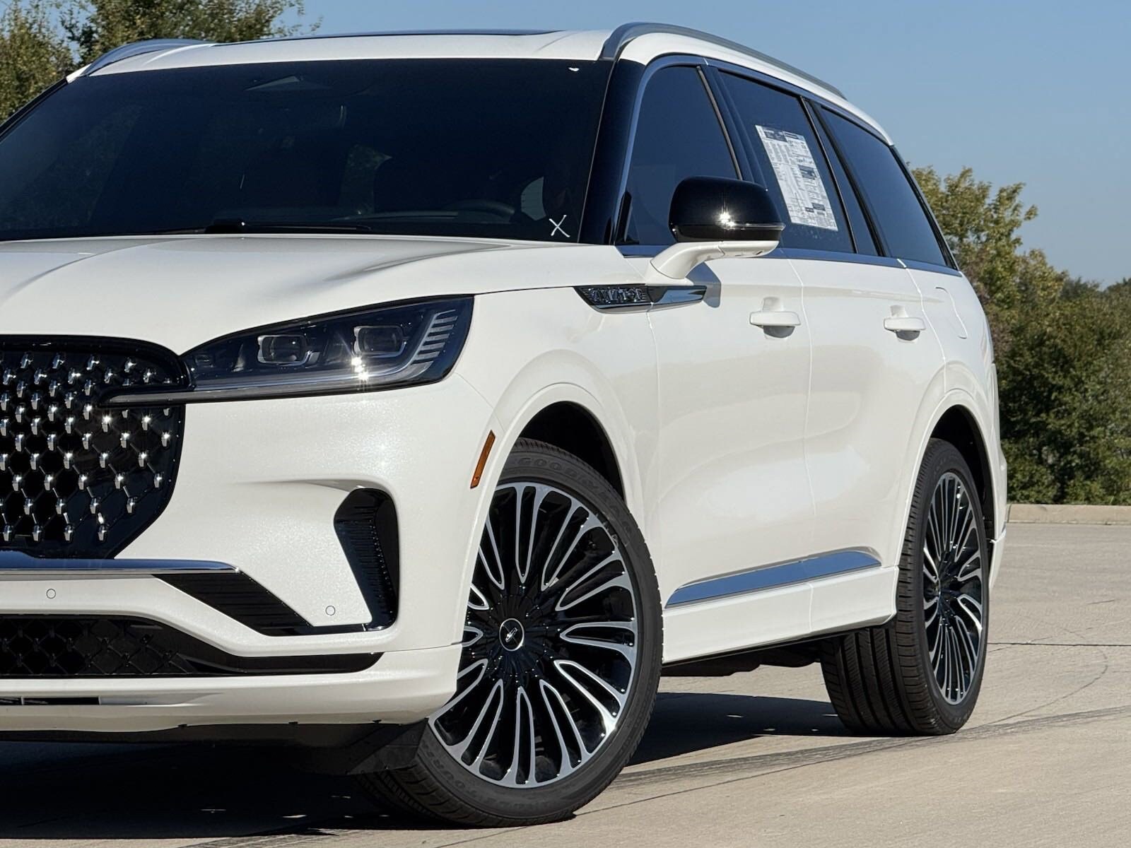 2025 Lincoln Aviator Black Label photo 3