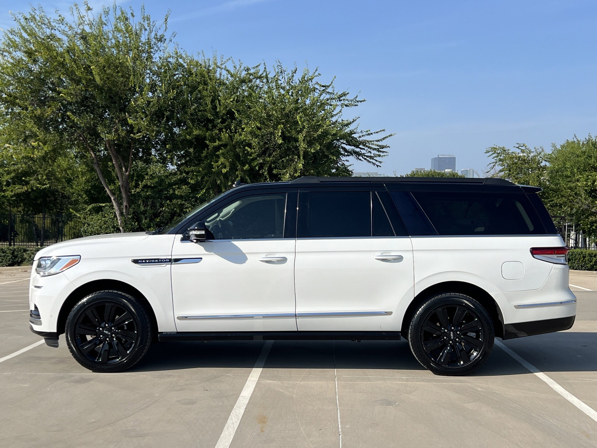 2022 Lincoln Navigator Black Label photo 2