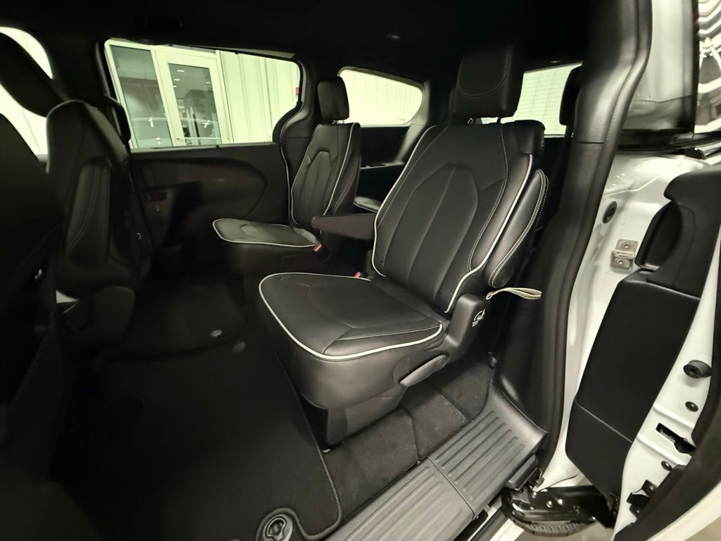 2026 Chrysler Pacifica Limited - Photo 9