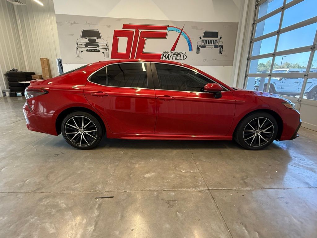 2021 Toyota Camry SE photo 2