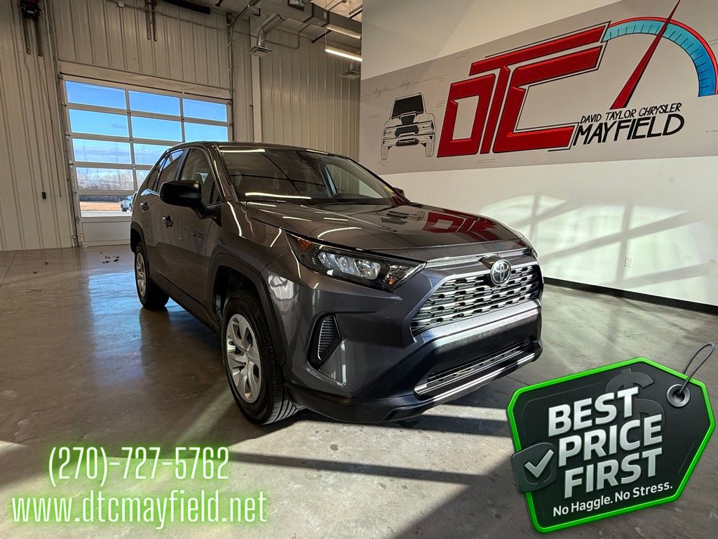 2022 Toyota RAV4 LE's photo