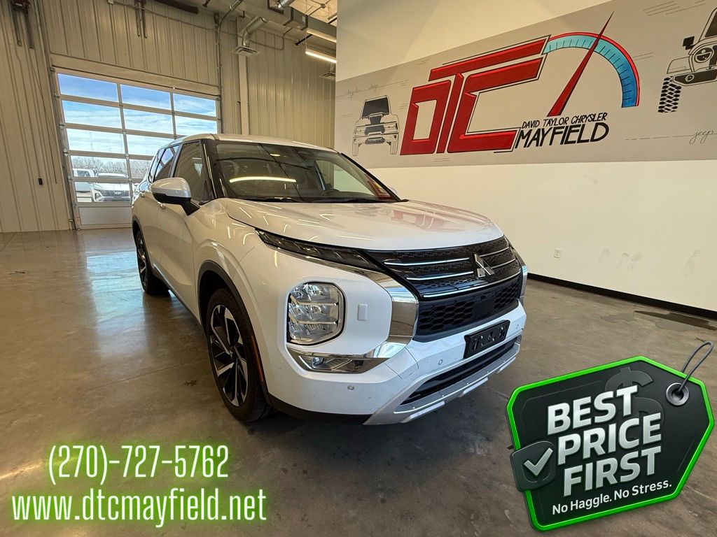 2024 Mitsubishi Outlander SE's photo