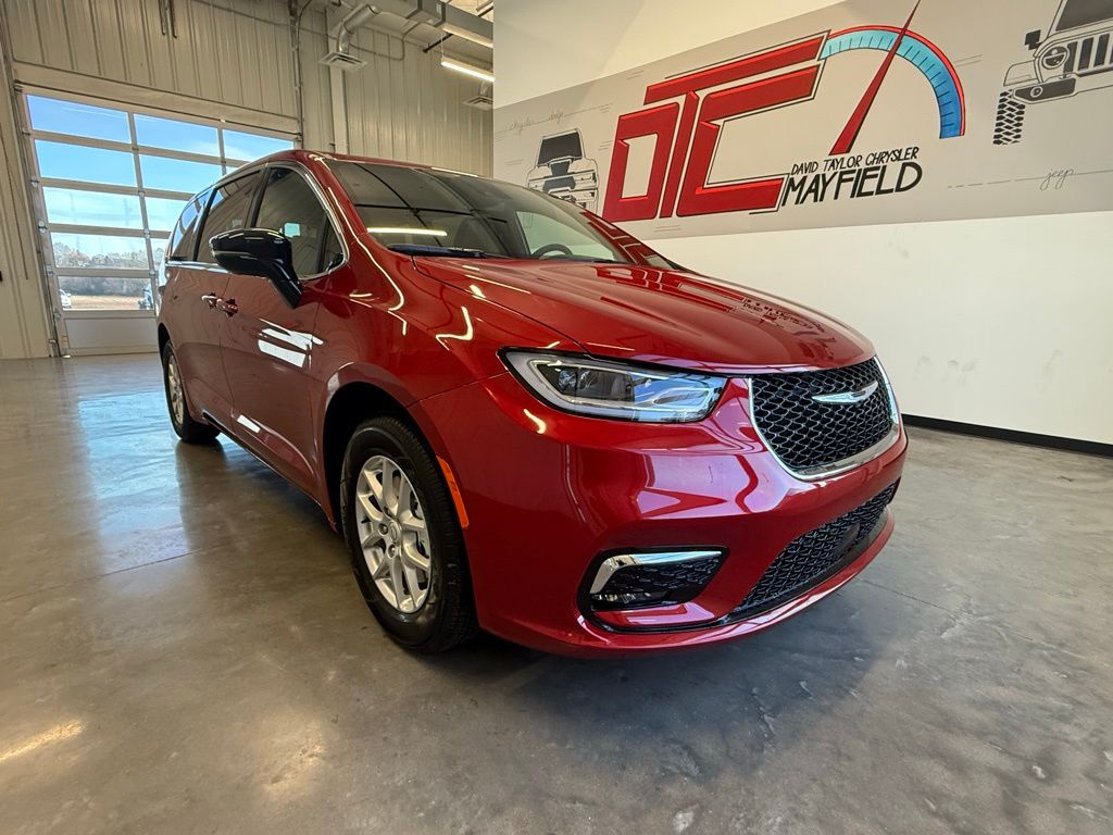 2026 Chrysler Pacifica Select's photo