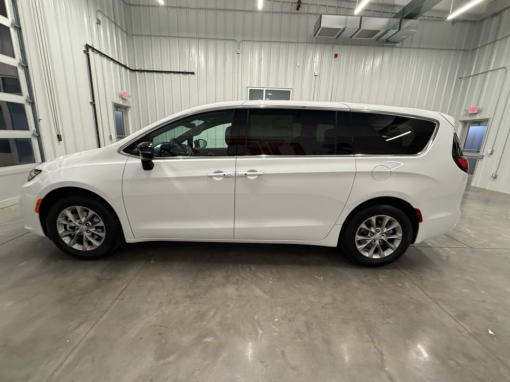 2026 Chrysler Pacifica Limited - Photo 8