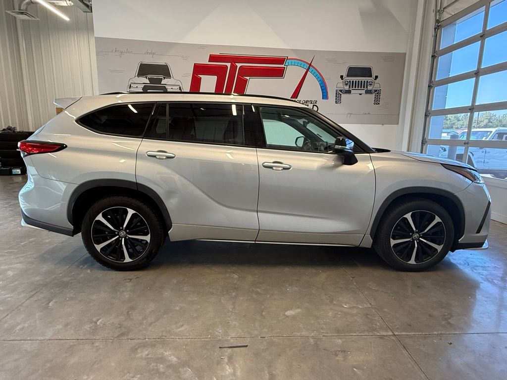 2021 Toyota Highlander XSE photo 3
