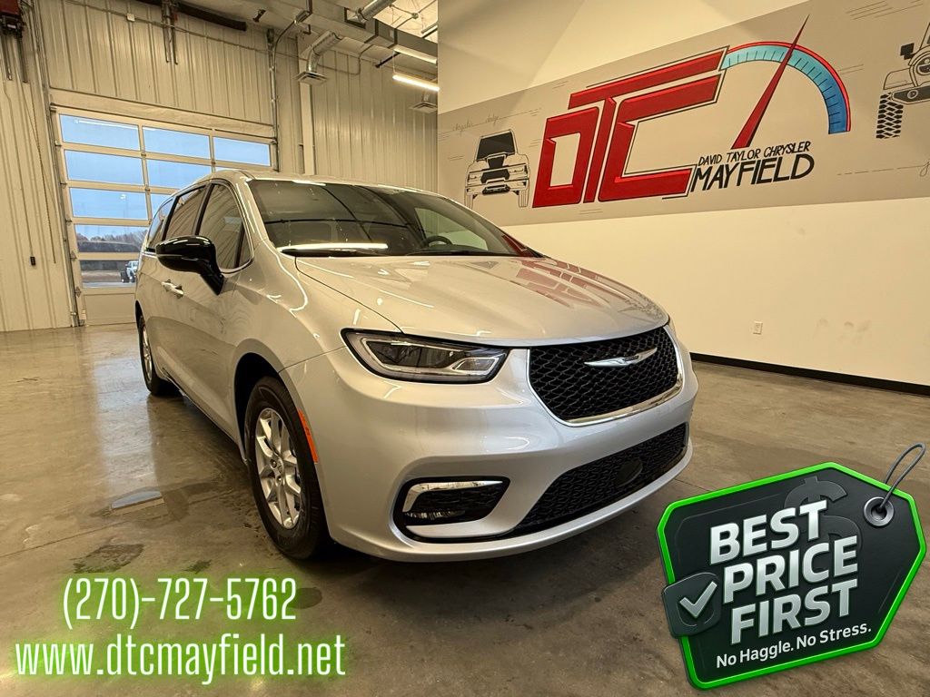 2026 Chrysler Pacifica Select's photo