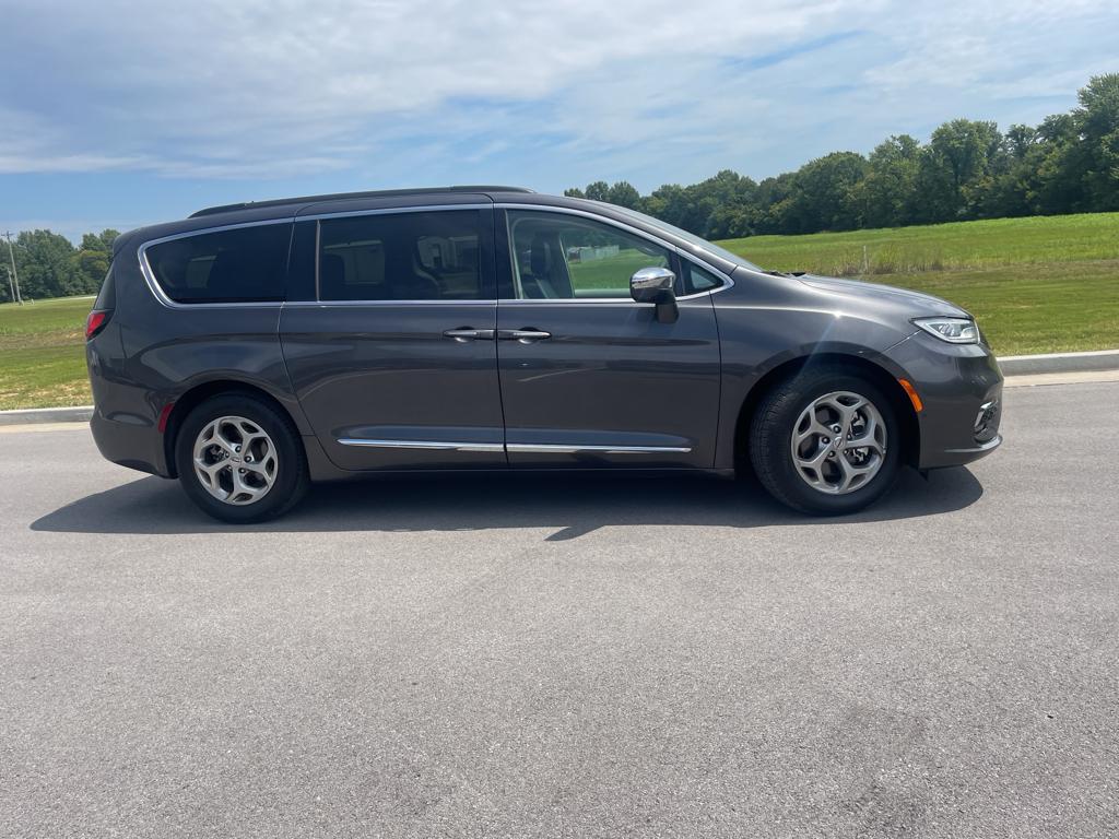 Used 2022 Chrysler Pacifica Limited with VIN 2C4RC1GG8NR179859 for sale in Mayfield, KY