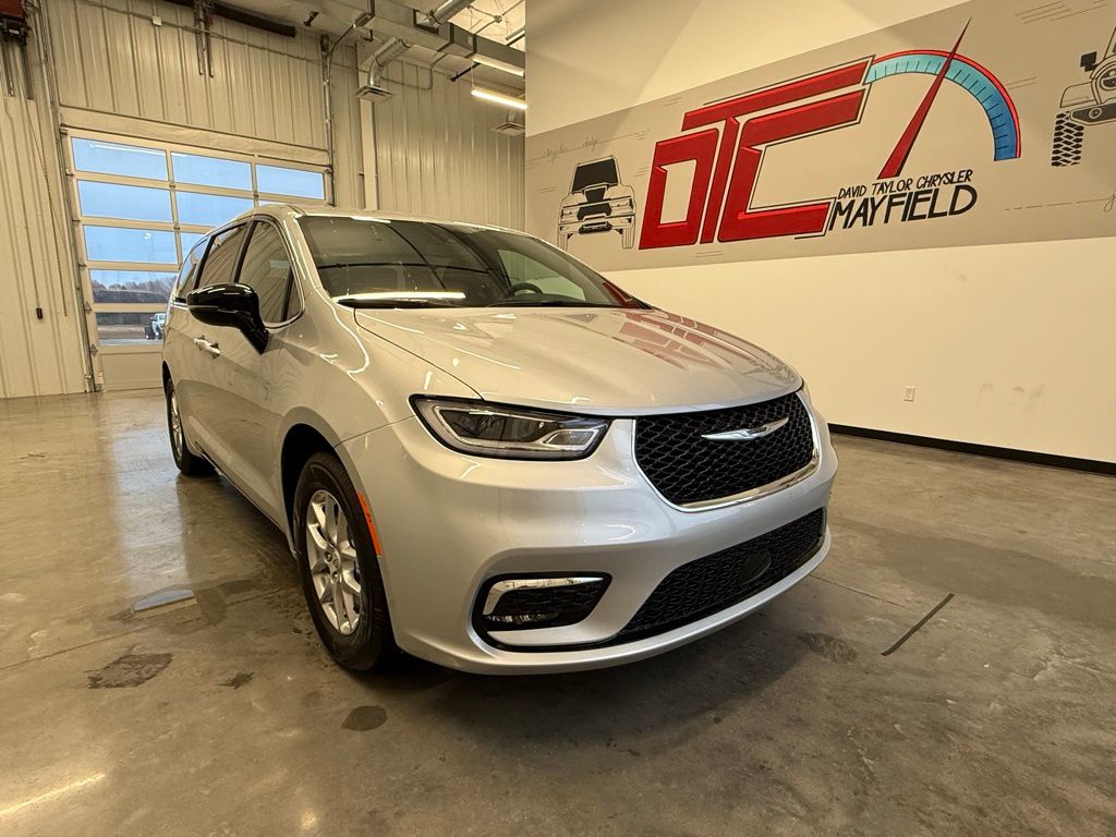2026 Chrysler Pacifica Select's photo