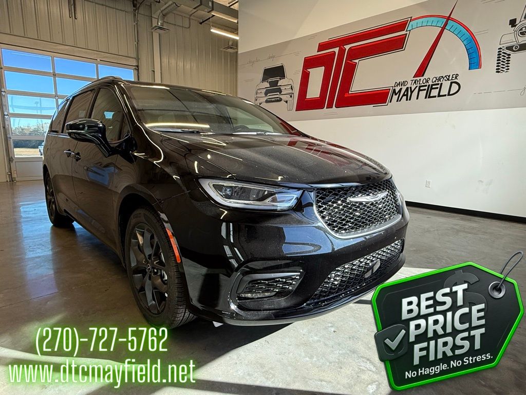 2026 Chrysler Pacifica Limited's photo