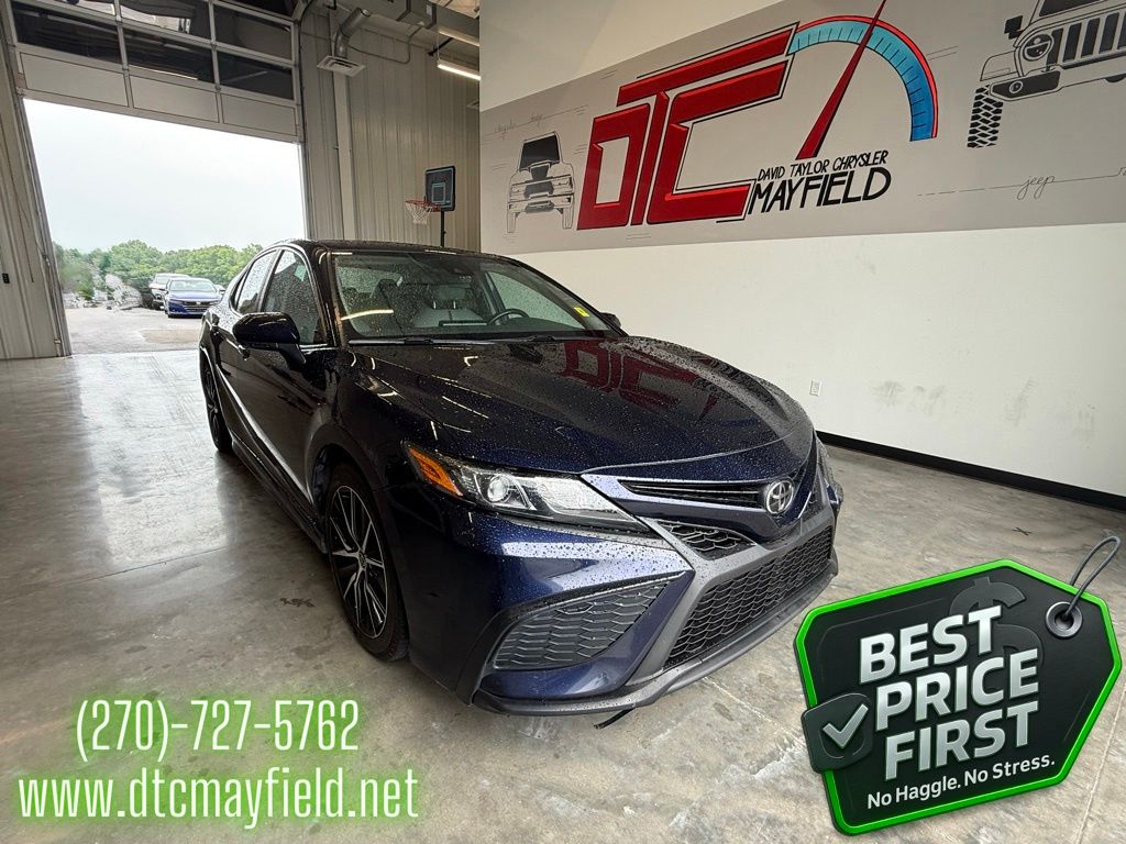 2022 Toyota Camry SE's photo