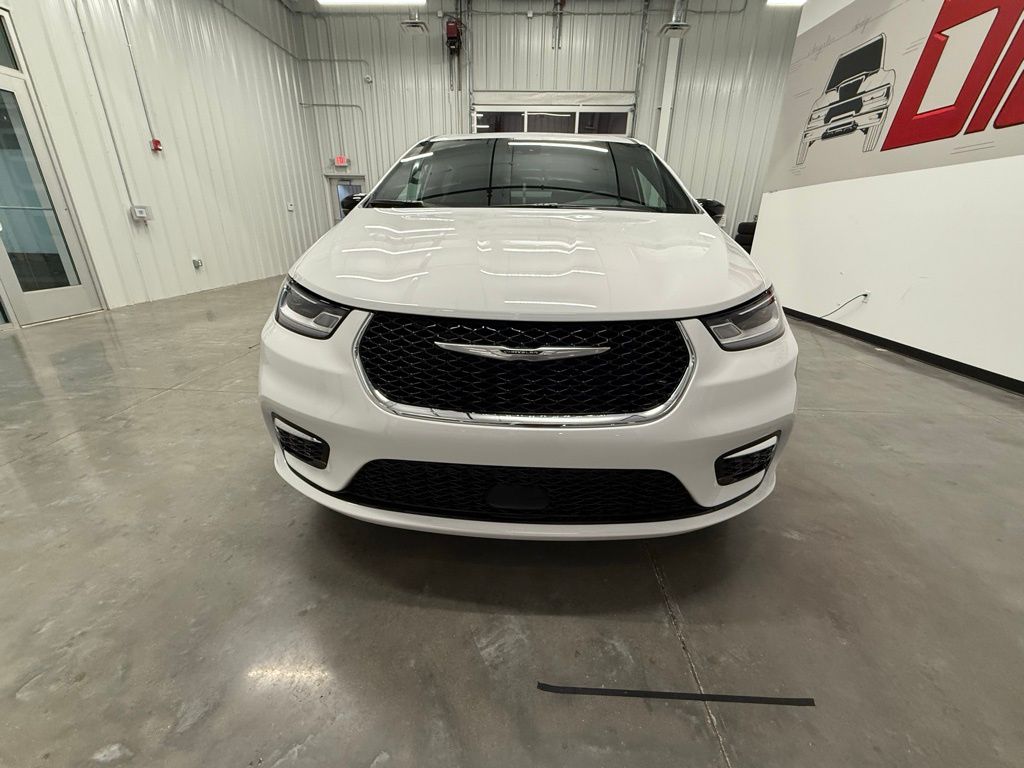 2026 Chrysler Pacifica Limited - Photo 6