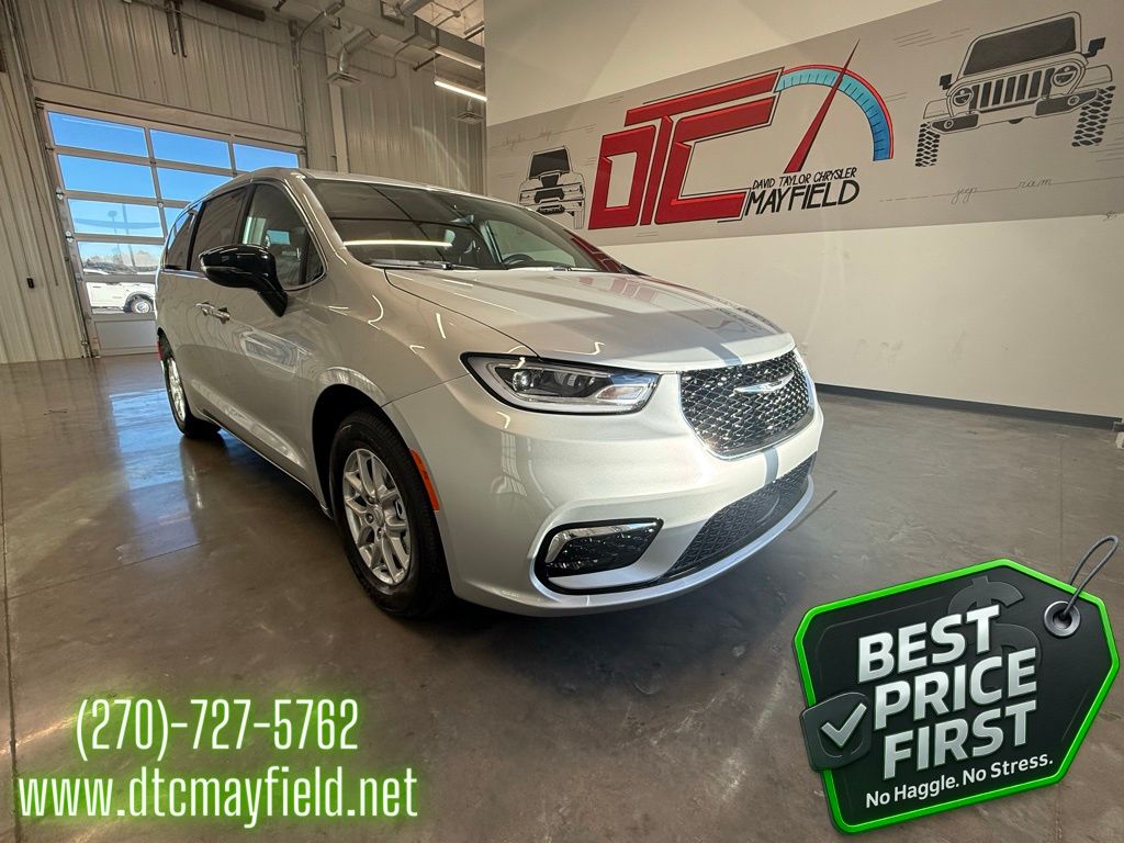 2026 Chrysler Pacifica Select's photo