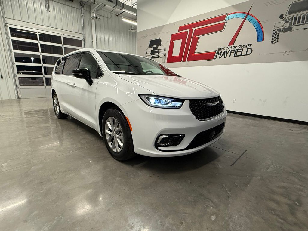 2026 Chrysler Pacifica Limited's photo