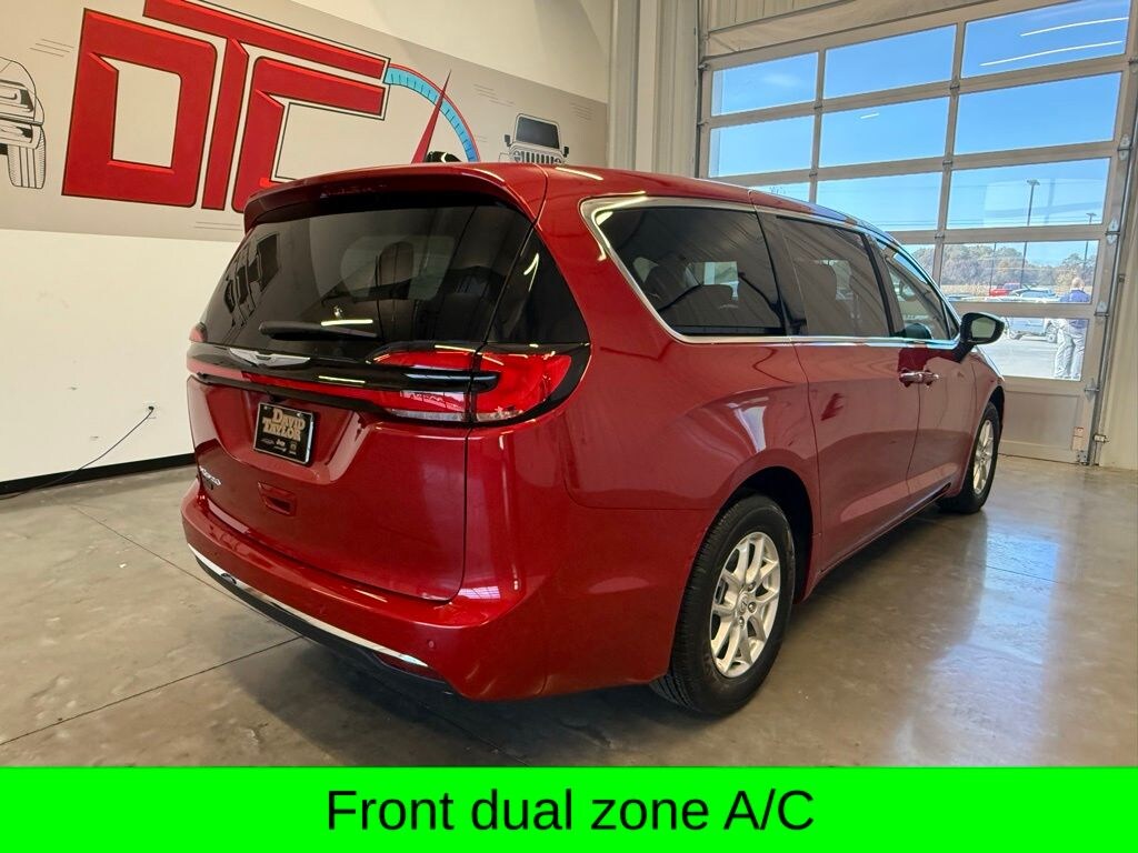 New 2026 Chrysler Pacifica SELECT Passenger Van