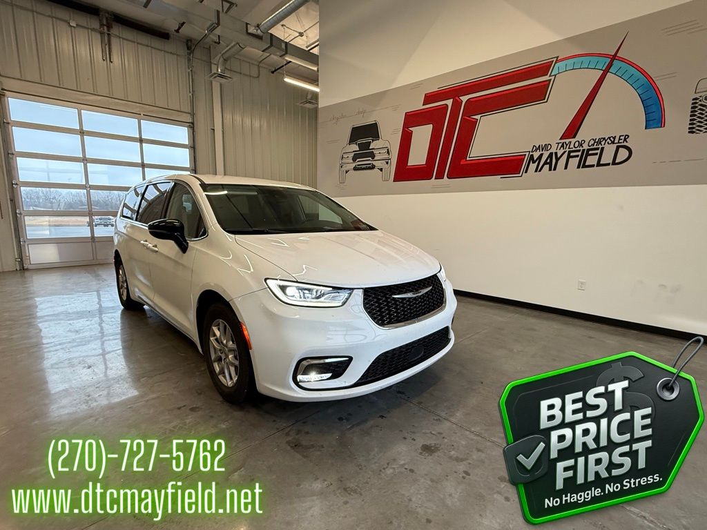 2024 Chrysler Pacifica Touring L's photo