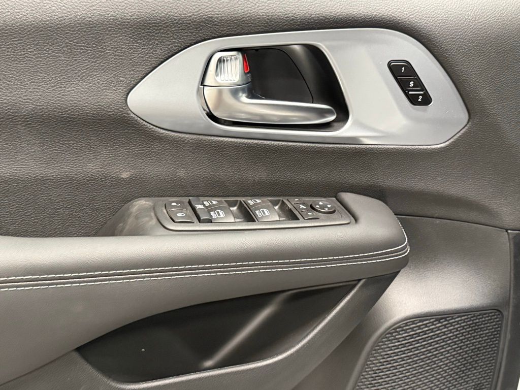 2026 Chrysler Pacifica Limited - Photo 15