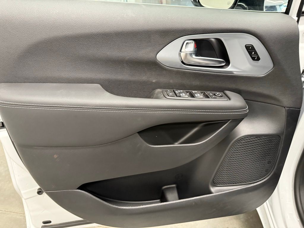 2026 Chrysler Pacifica Limited - Photo 16