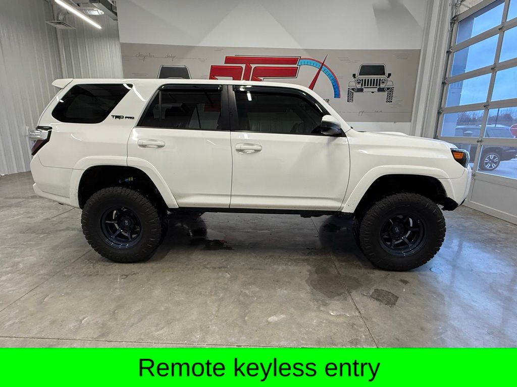 2016 Toyota 4Runner Base photo 2