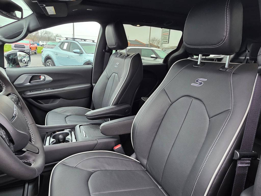 2026 Chrysler Pacifica Limited - Photo 9