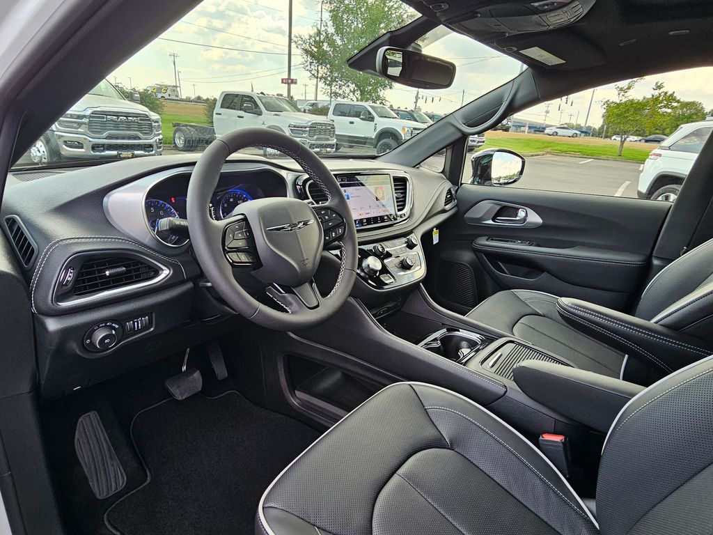 2026 Chrysler Pacifica Limited - Photo 10