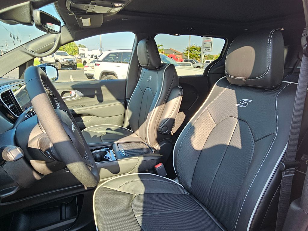 2026 Chrysler Pacifica Limited - Photo 9