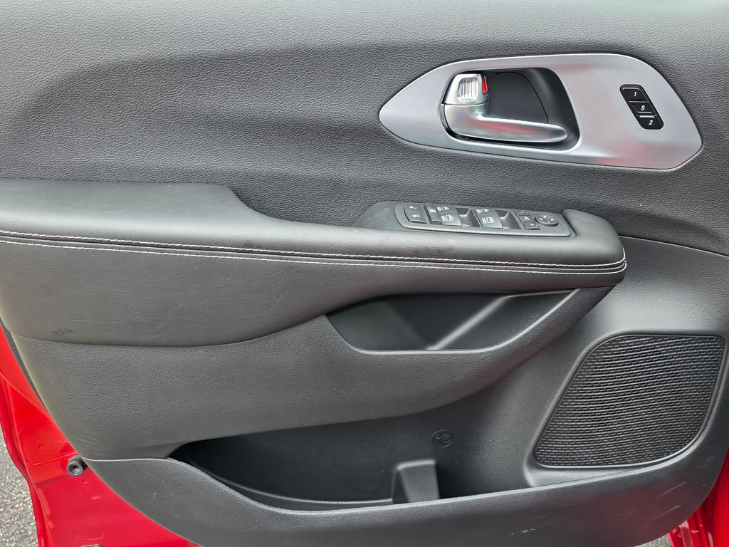 2026 Chrysler Pacifica Limited - Photo 11