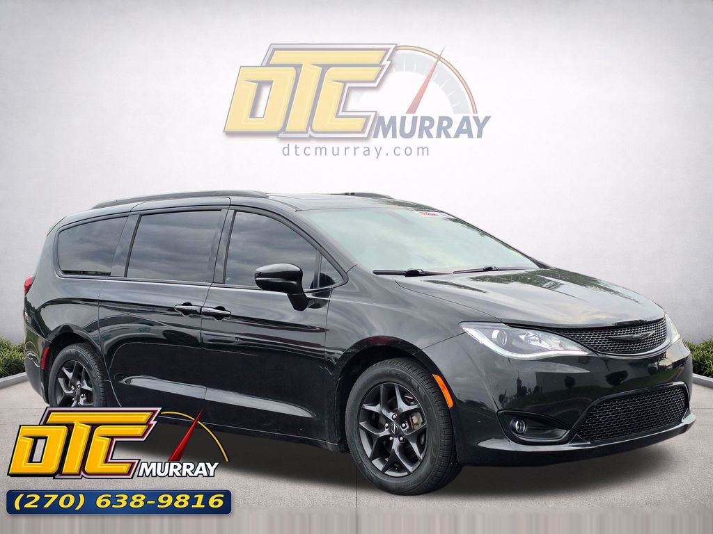2018 Chrysler Pacifica Limited's photo