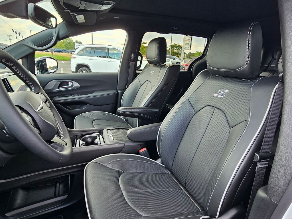 2026 Chrysler Pacifica Limited - Photo 9