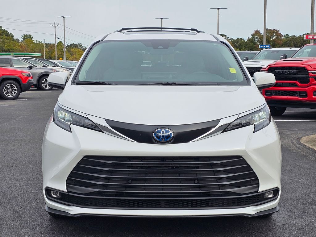 2025 Toyota Sienna XLE photo 3