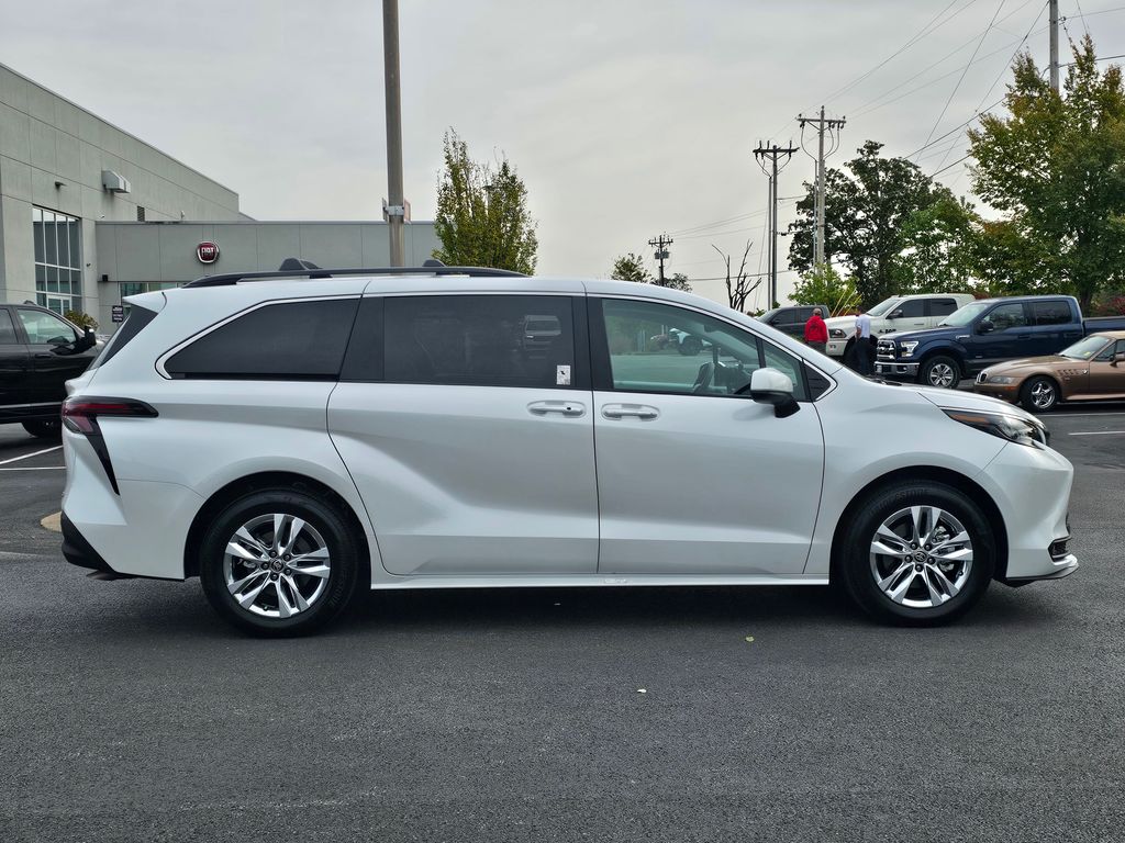 2025 Toyota Sienna XLE photo 4