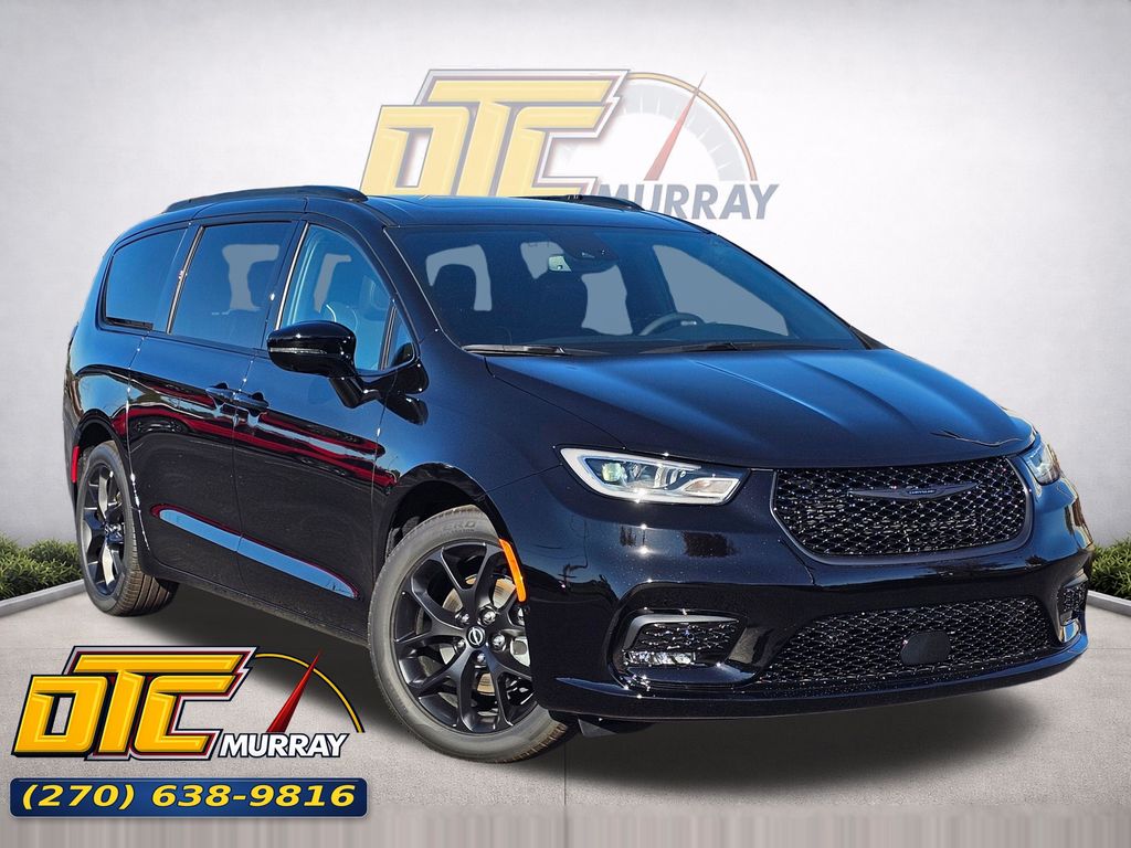 2026 Chrysler Pacifica Limited's photo