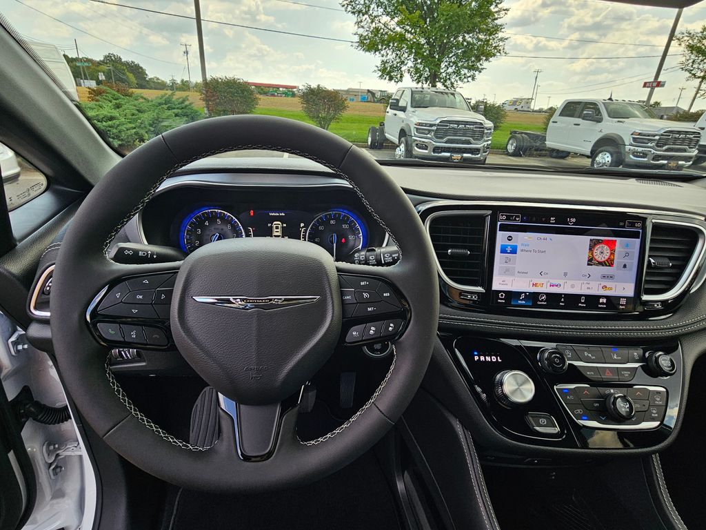 2026 Chrysler Pacifica Limited - Photo 14