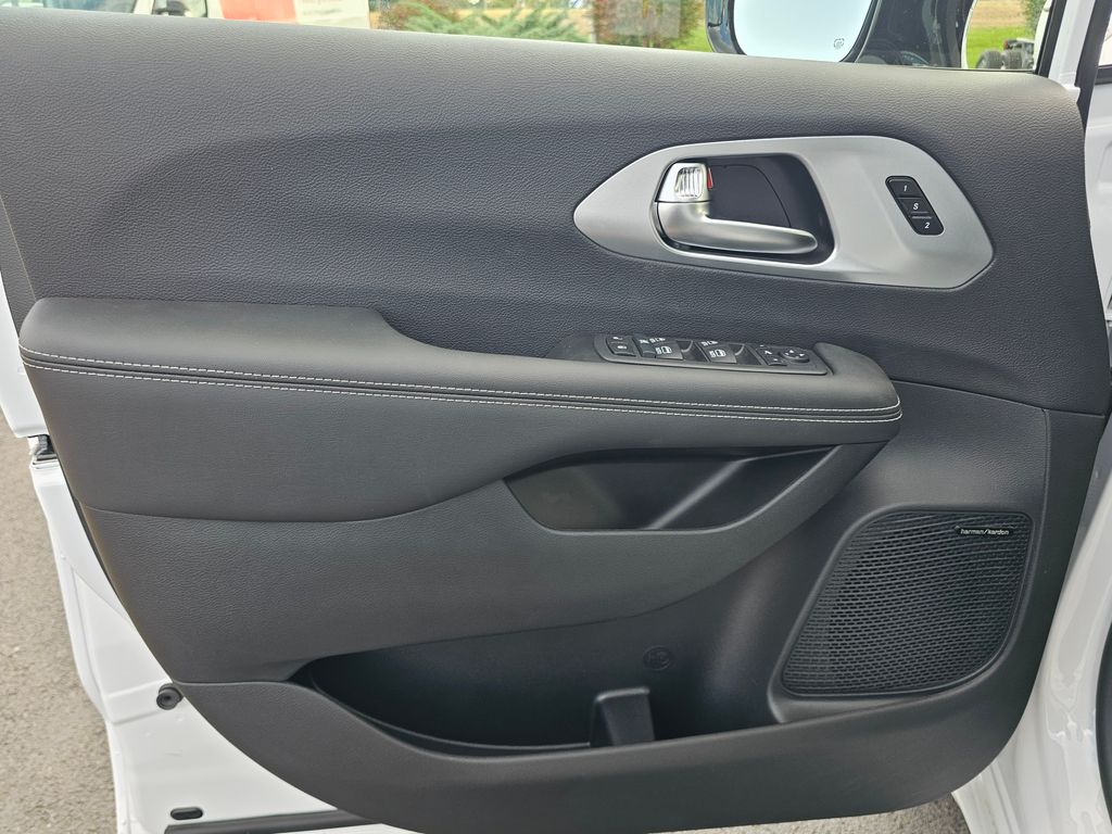 2026 Chrysler Pacifica Limited - Photo 11