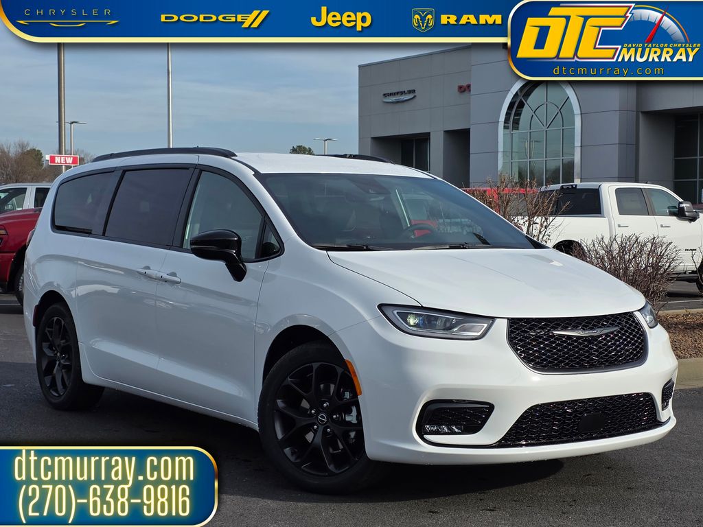 2026 Chrysler Pacifica Select's photo