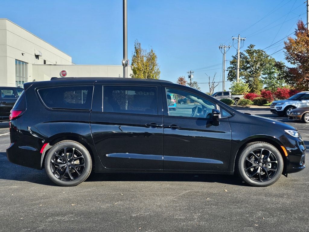 New 2026 Chrysler Pacifica LIMITED Passenger Van