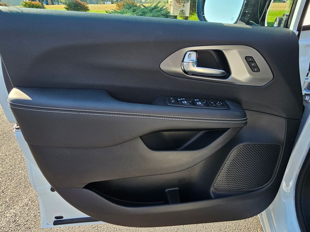 2026 Chrysler Pacifica Limited - Photo 11