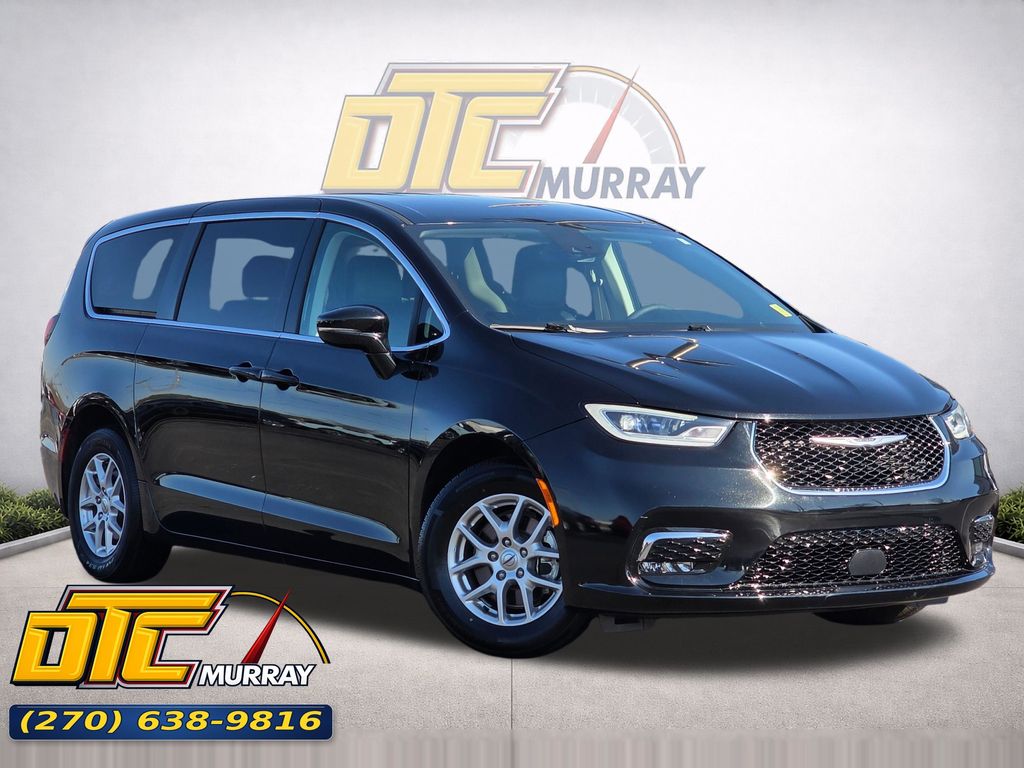 2024 Chrysler Pacifica Touring L's photo