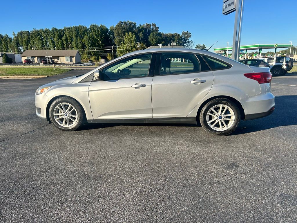 2017 Ford Focus SE photo 4