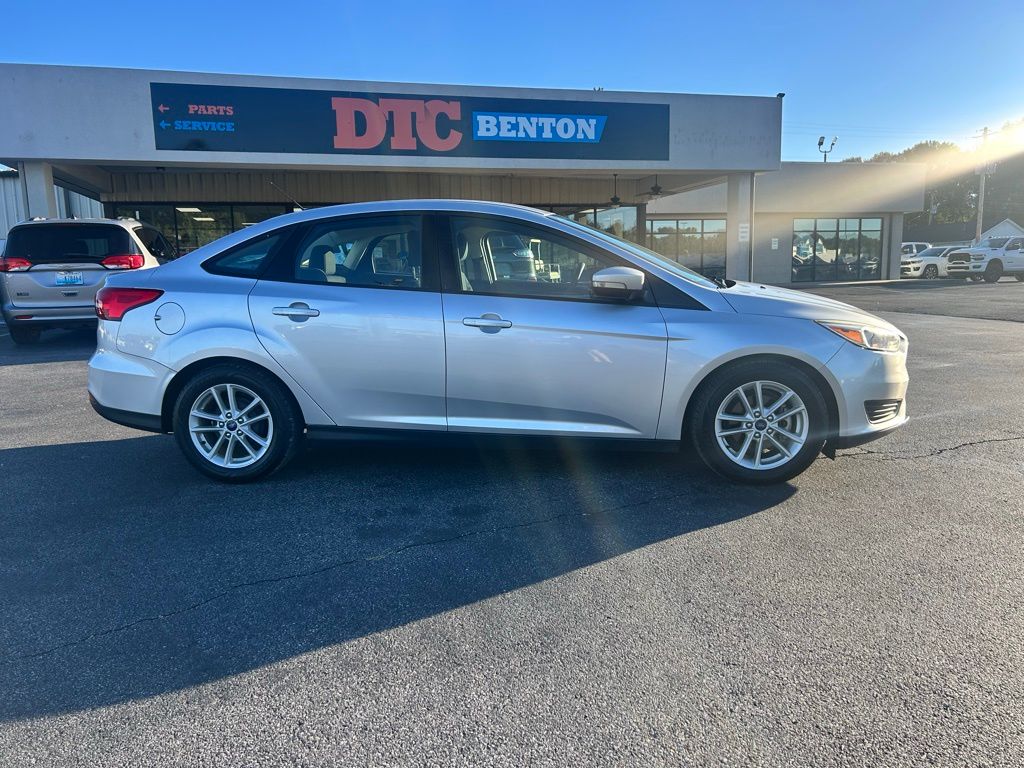 2017 Ford Focus SE photo 2