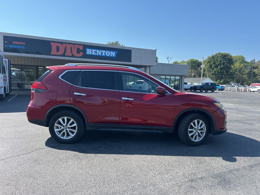 2017 Nissan Rogue SV photo 2