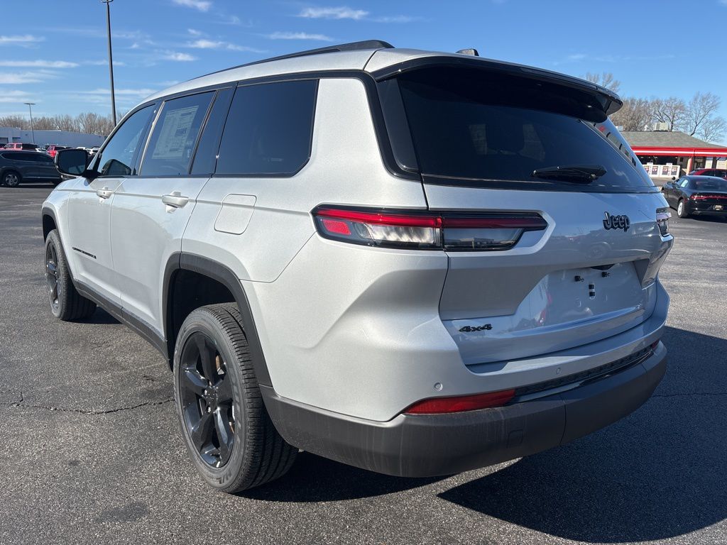 2025 Jeep Grand Cherokee Altitude photo 2
