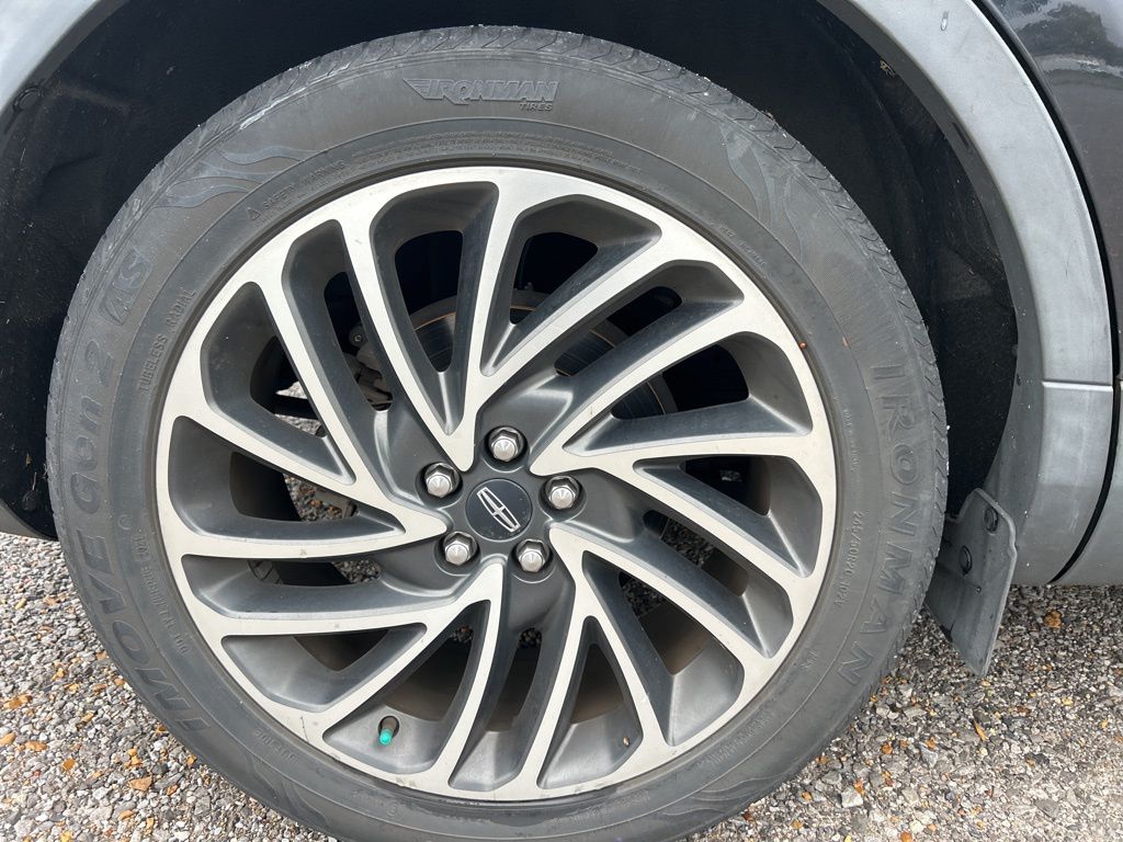 2019 Lincoln Nautilus Reserve photo 2