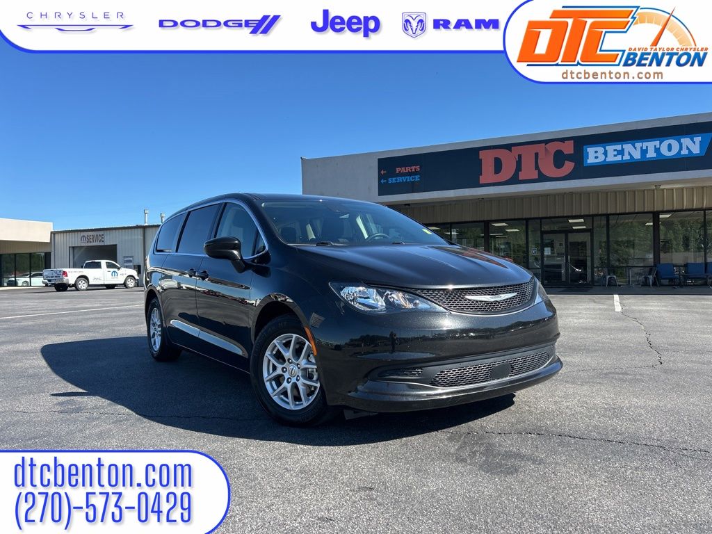 2023 Chrysler Voyager LX's photo