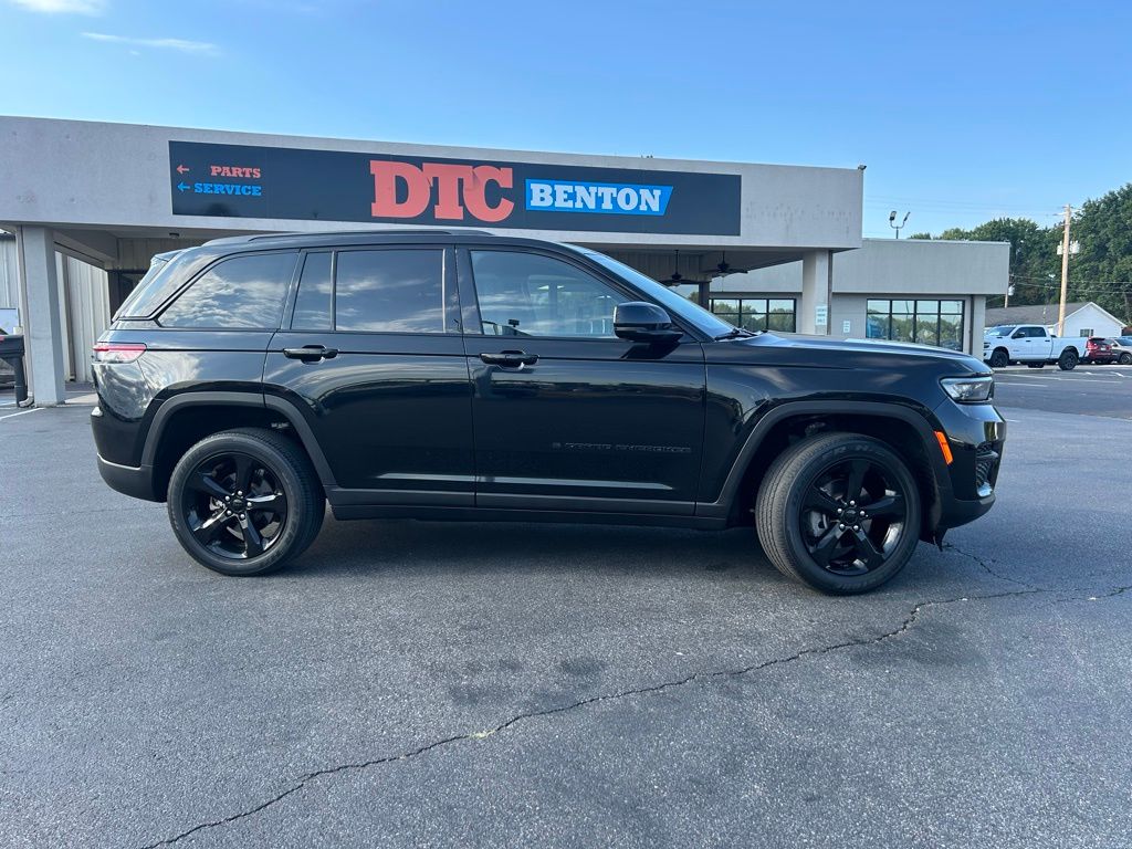 2022 Jeep Grand Cherokee Altitude photo 2