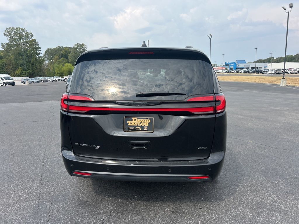 2024 Chrysler Pacifica Touring L photo 2