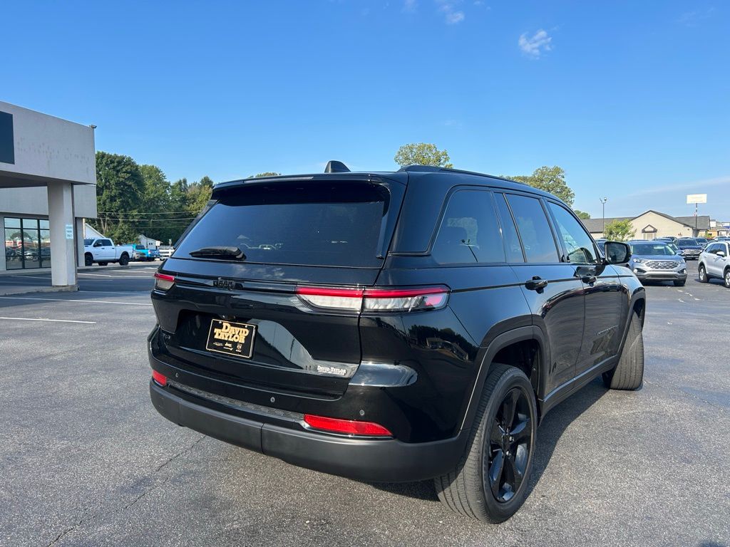 2022 Jeep Grand Cherokee Altitude photo 4
